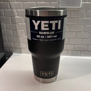 YETI Rambler 30 oz Tumbler in Matte Black 887ml